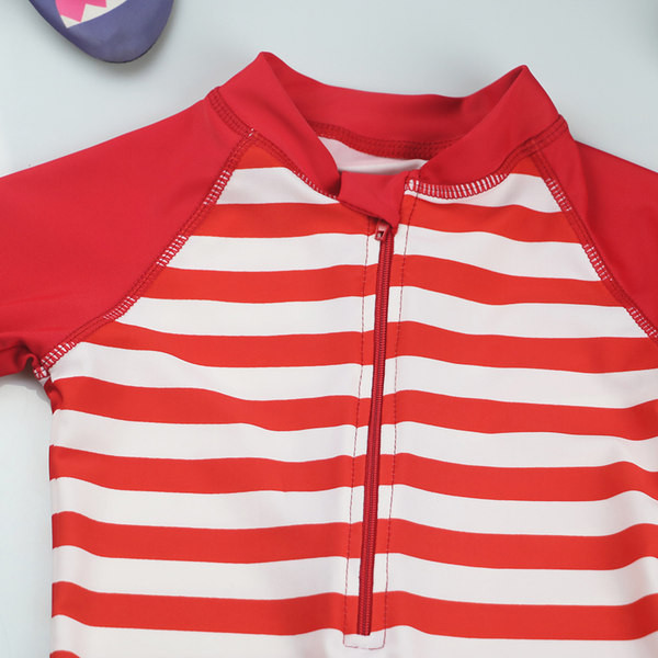 Csíkos fürdőruha piros színben