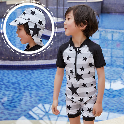 Päikesekaitsega terve laste ujumistrikoo lukuga poistele