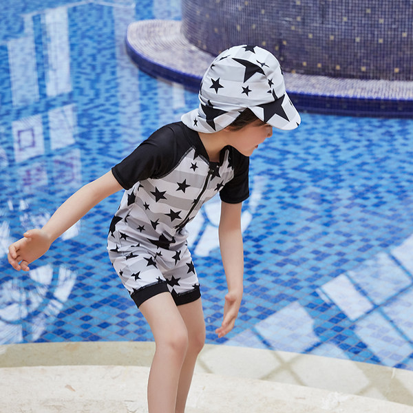 Päikesekaitsega terve laste ujumistrikoo lukuga poistele