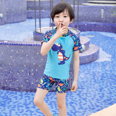 Modern, rátéttel ellátott gyerek fürdőruha fiúknak