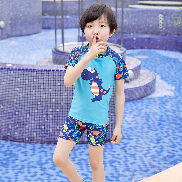 Modern, rátéttel ellátott gyerek fürdőruha fiúknak