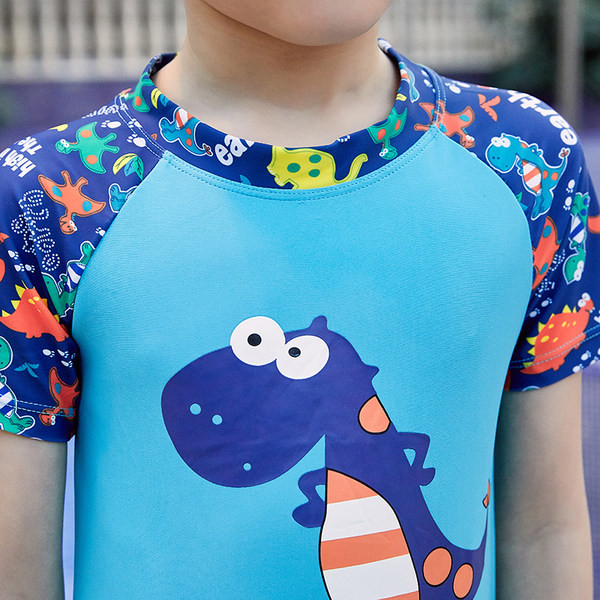 Modern, rátéttel ellátott gyerek fürdőruha fiúknak