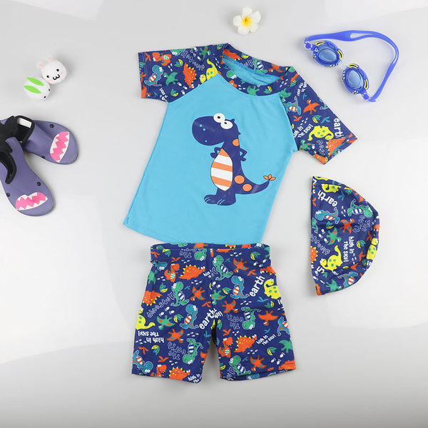 Modern, rátéttel ellátott gyerek fürdőruha fiúknak