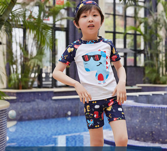 Fényvédő gyermek fürdőruha gyorsan száradó anyagból fiúknak