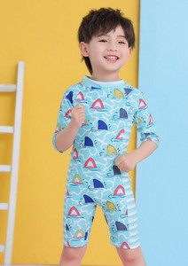 Gyermek teljes fürdőruha színes nyomattal fiúknak