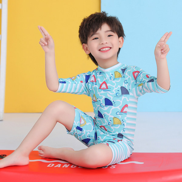 Gyermek teljes fürdőruha színes nyomattal fiúknak