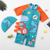 Ένα ολόκληρο παιδικό μαγιό με πολύχρωμη απλικέ για αγόρια