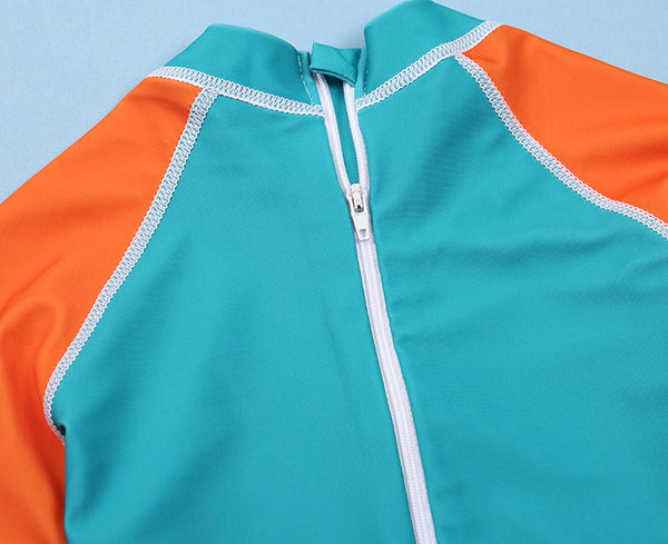 Ένα ολόκληρο παιδικό μαγιό με πολύχρωμη απλικέ για αγόρια