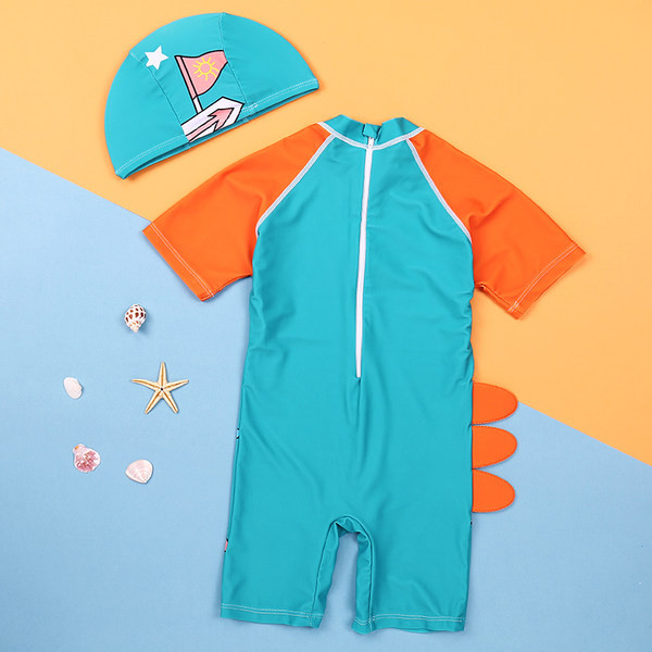 Ένα ολόκληρο παιδικό μαγιό με πολύχρωμη απλικέ για αγόρια