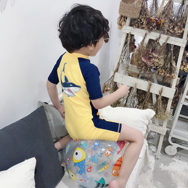 Teljes fürdőruha fiúknak sárga színben, cipzárral