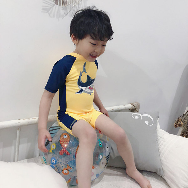 Teljes fürdőruha fiúknak sárga színben, cipzárral