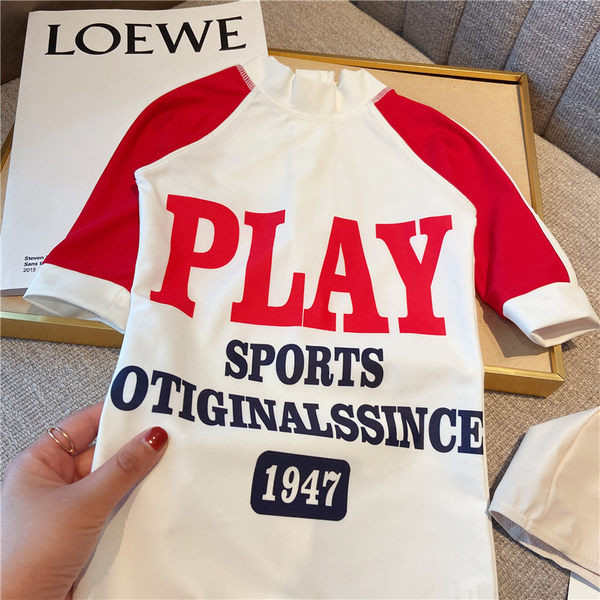 Ολόσωμο μαγιό με επιγραφή για αγόρια