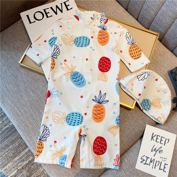 Divatos fürdőruha ananász rátéttel fiúknak