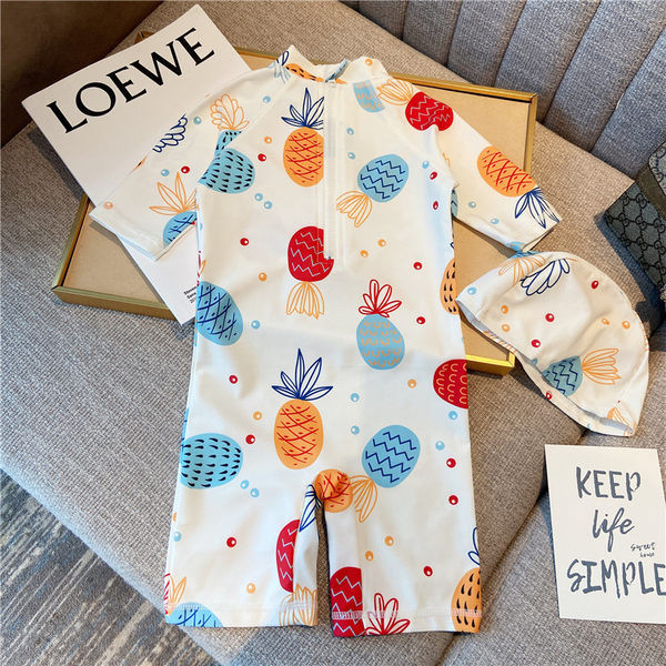 Divatos fürdőruha ananász rátéttel fiúknak