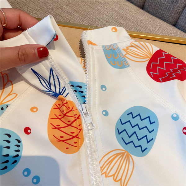 Divatos fürdőruha ananász rátéttel fiúknak