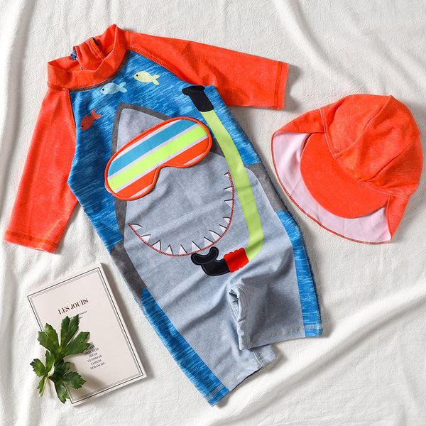 Egy egész gyerek fürdőruha mintával fiúknak - két részből áll