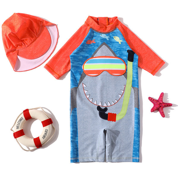 Egy egész gyerek fürdőruha mintával fiúknak - két részből áll