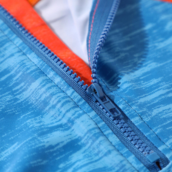 Egy egész gyerek fürdőruha mintával fiúknak - két részből áll