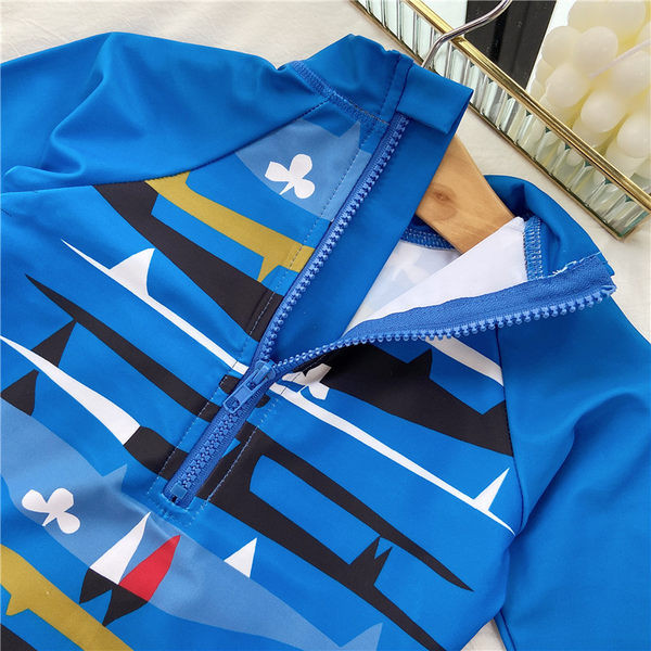 Teljes fürdőruha, rátéttel fiúknak