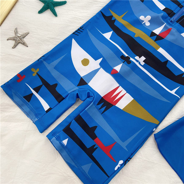 Teljes fürdőruha, rátéttel fiúknak