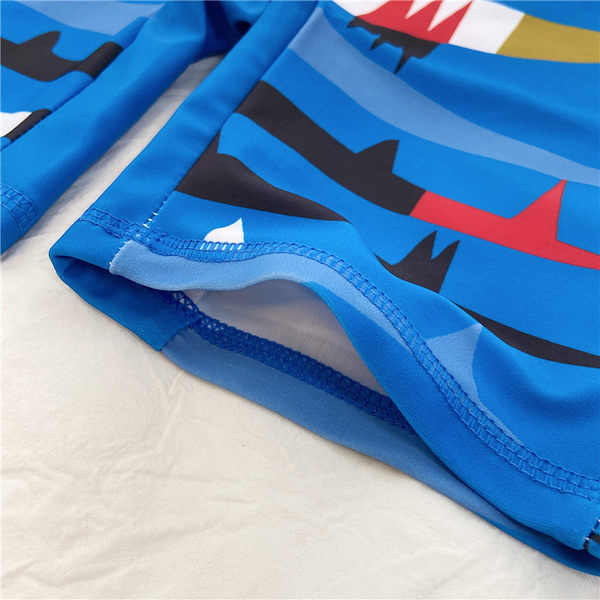 Teljes fürdőruha, rátéttel fiúknak