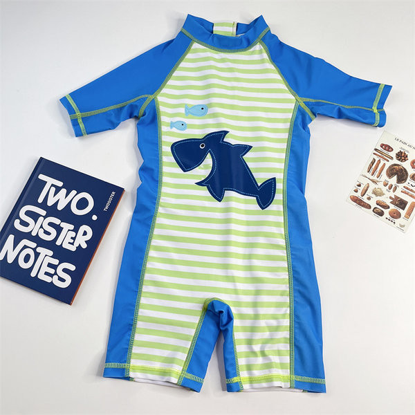 Gyermek napvédő fürdőruha halmintás fiúknak