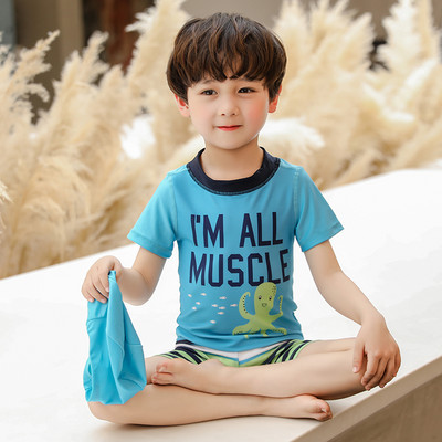 Gyermek fürdőruha fiúknak két részből áll