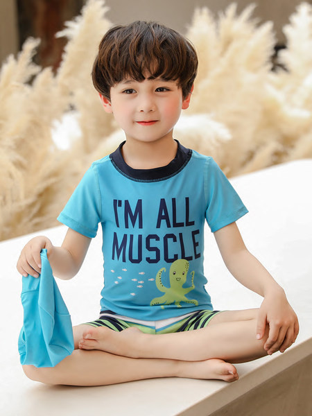 Gyermek fürdőruha fiúknak két részből áll