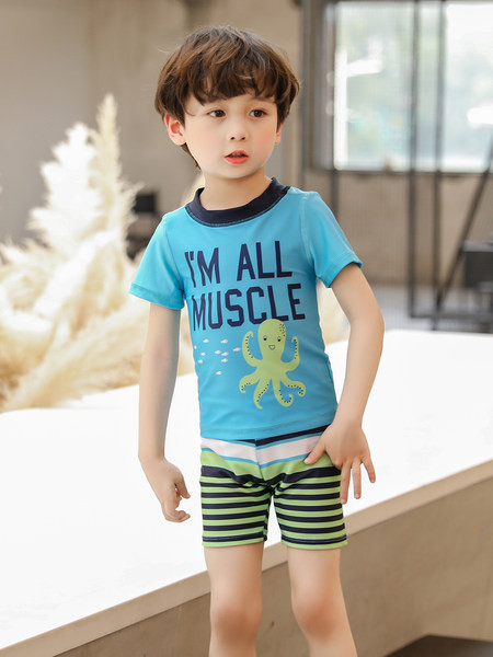 Gyermek fürdőruha fiúknak két részből áll