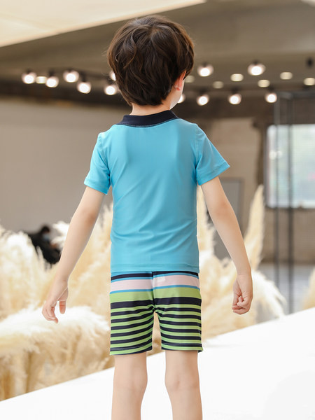 Gyermek fürdőruha fiúknak két részből áll