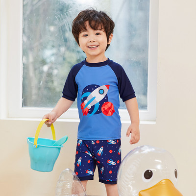 Gyorsan száradó anyagból készült fürdőruha fiúknak