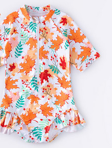 Ολόσωμο μαγιό με φερμουάρ και κοντά μανίκια