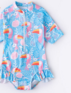 Ολόσωμο μαγιό με φερμουάρ και κοντά μανίκια