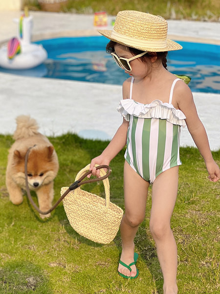 Csíkos fürdőruha fürtös lányoknak