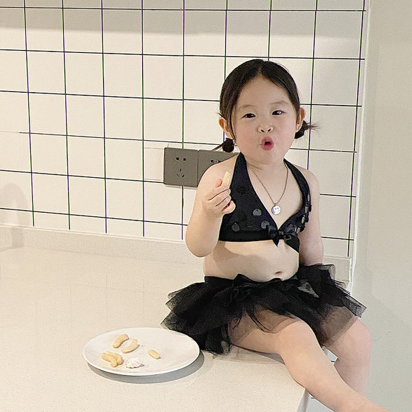 Gyermek fürdőruha új modellje fekete színben, tüllrel