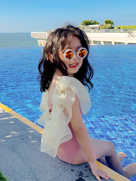 Μοντέρνο μαγιό για κορίτσια με τούλι και γυμνή πλάτη