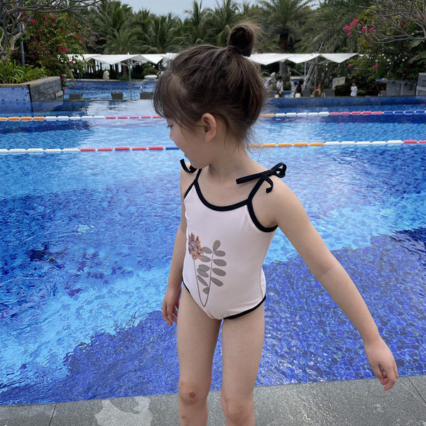 Gyermek fürdőruha fehér színben és rátéttel