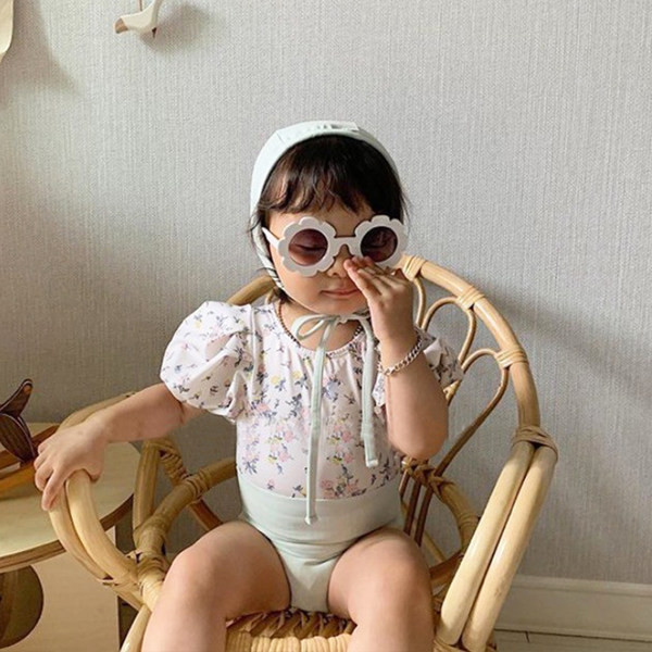 Μοντέρνο παιδικό ολόσωμο μαγιό με φλοράλ μοτίβο