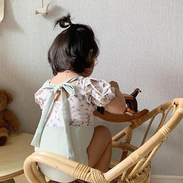 Μοντέρνο παιδικό ολόσωμο μαγιό με φλοράλ μοτίβο