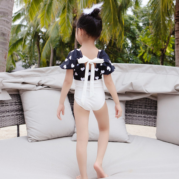 Divatos fürdőruha lányoknak, hátul nyakkendővel