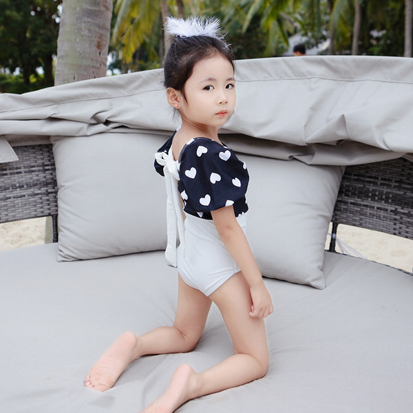 Divatos fürdőruha lányoknak, hátul nyakkendővel