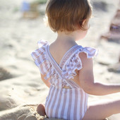 Divatos fürtös fürdőruha lányoknak