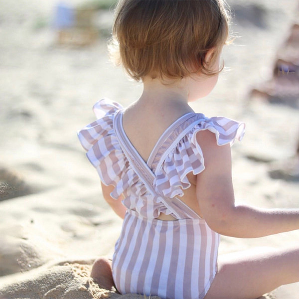 Divatos fürtös fürdőruha lányoknak