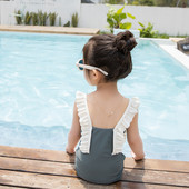 Egy egész fürdőruha egy fürtös lánynak