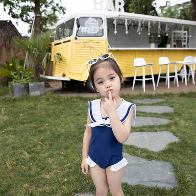 Egy egész fürdőruha egy fürtös lánynak