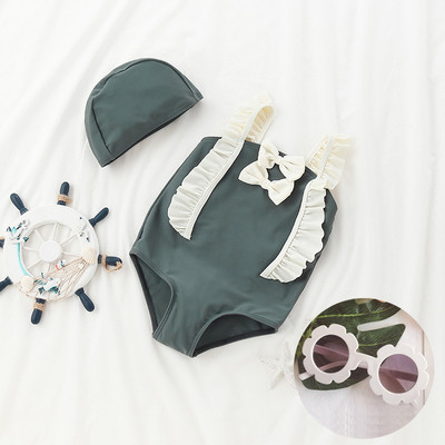 Egy egész fürdőruha egy fürtös lánynak