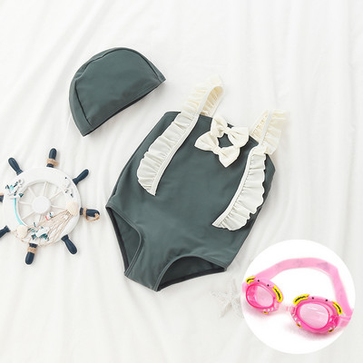 Egy egész fürdőruha egy fürtös lánynak