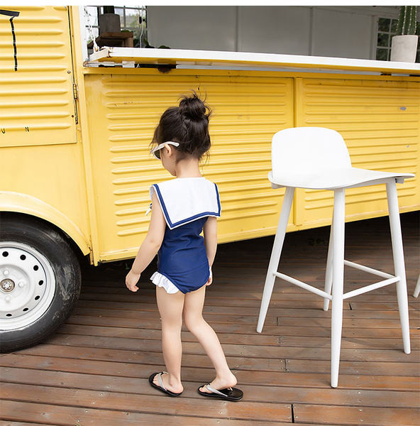 Egy egész fürdőruha egy fürtös lánynak