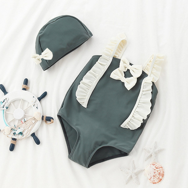 Egy egész fürdőruha egy fürtös lánynak