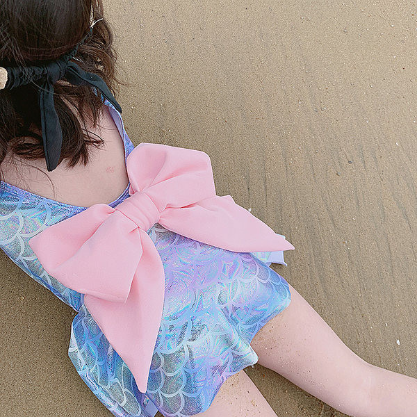 Lányoknak készült fürdőruha, hátul szalaggal
